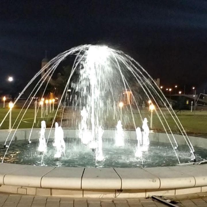 Sculpted courtyard fountain and reflecting basin by Qatar Fountains